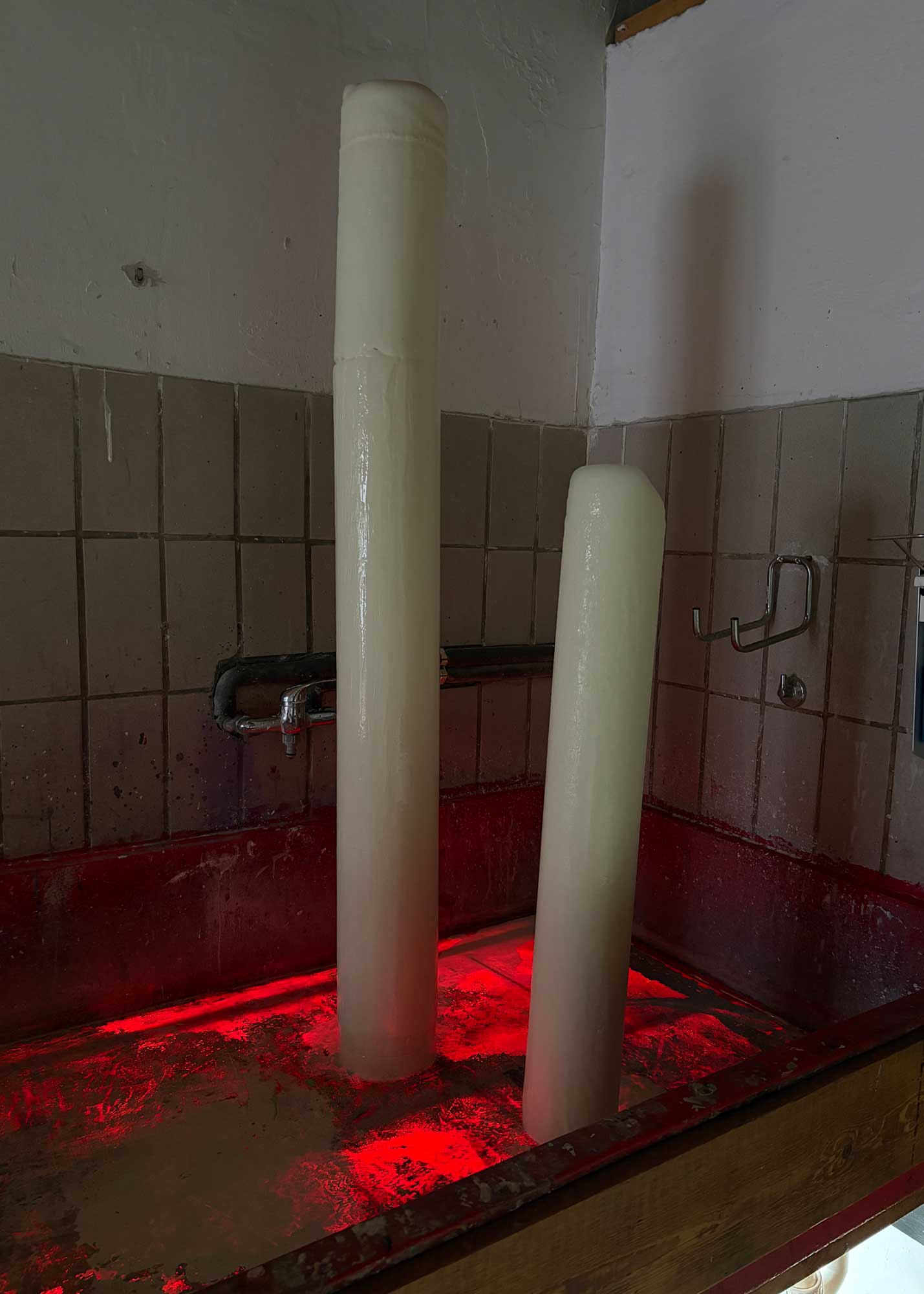 Luka Berchtold - drip drip drip (with Love from Harriet), 2026, 36 liters of melting frozen infant formula, 2 metal tubs, fan noise, letter (c) Luka Berchtold
