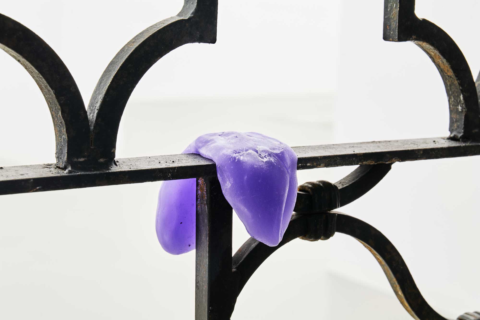 Luka Berchtold - bouncer, 2022, 218 × 190 cm, wrought iron, wax (c) Miro Kuzmanovic