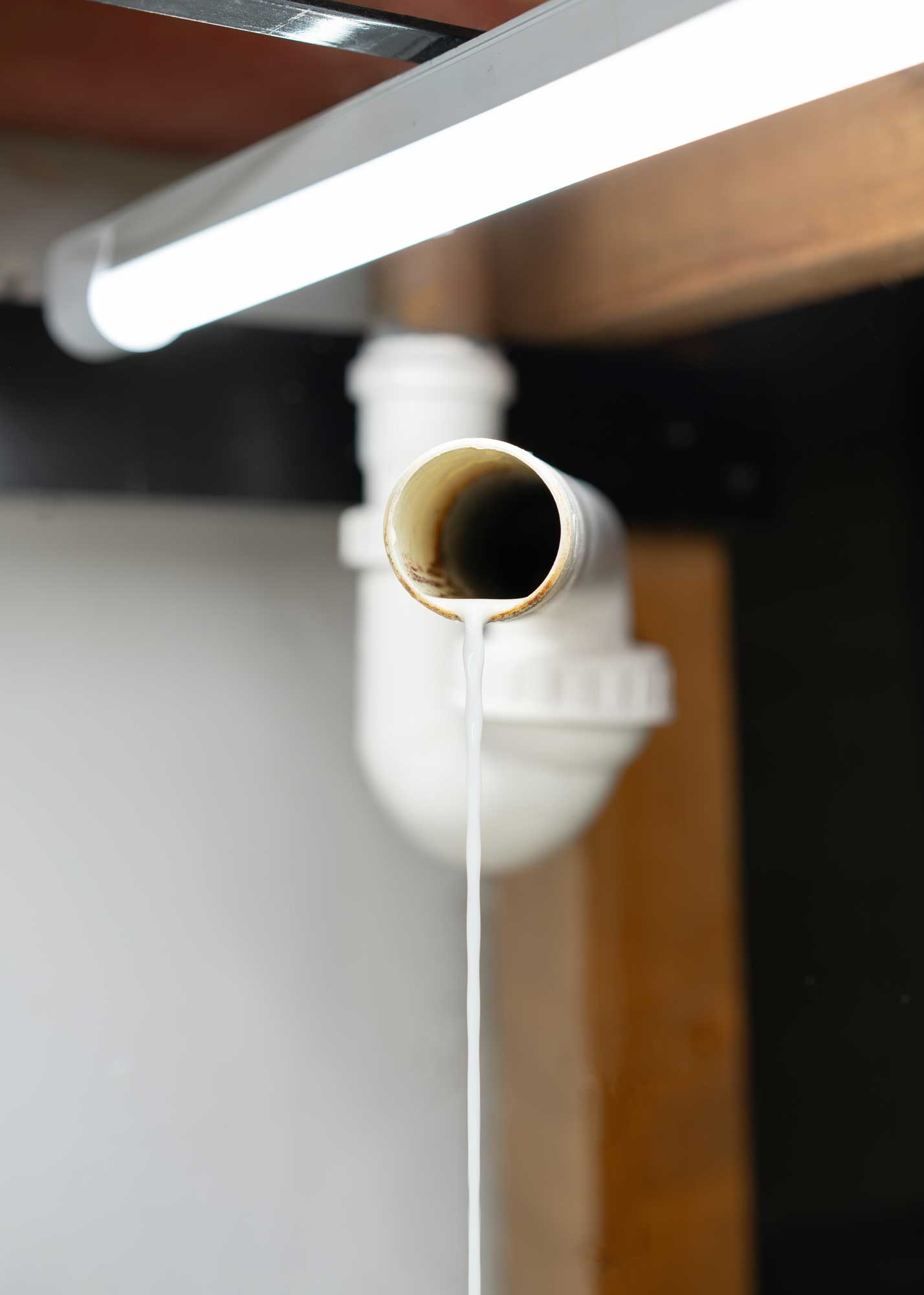 Luka Berchtold - drip drip drip (with Love from Harriet), 2026, 36 liters of melting frozen infant formula, 2 metal tubs, fan noise, letter (c) Lukas Matuschek
