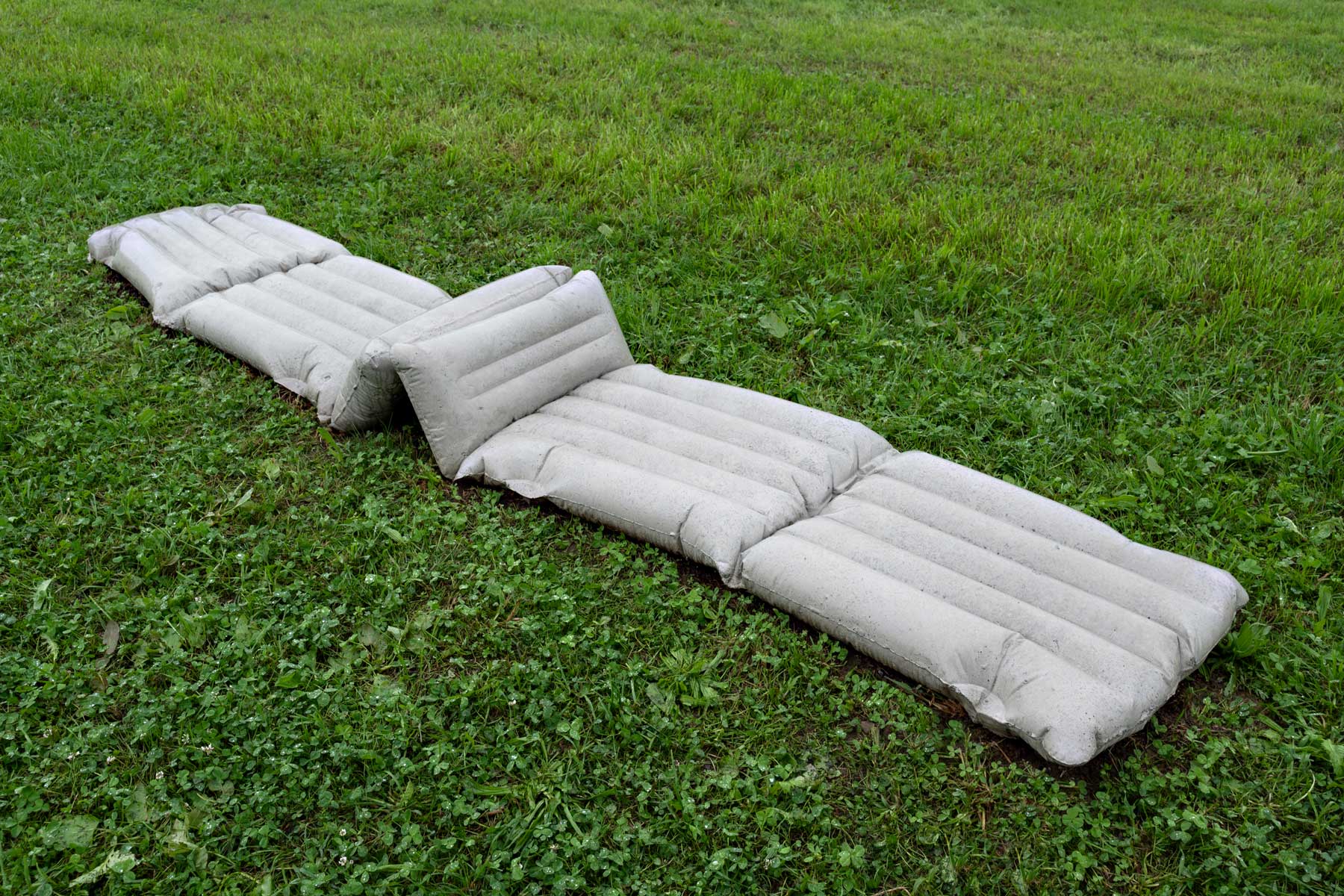 Luka Berchtold - air mattress 1+2, 2024, 28 × 325 × 66 cm, concrete (c) Christa Engstler