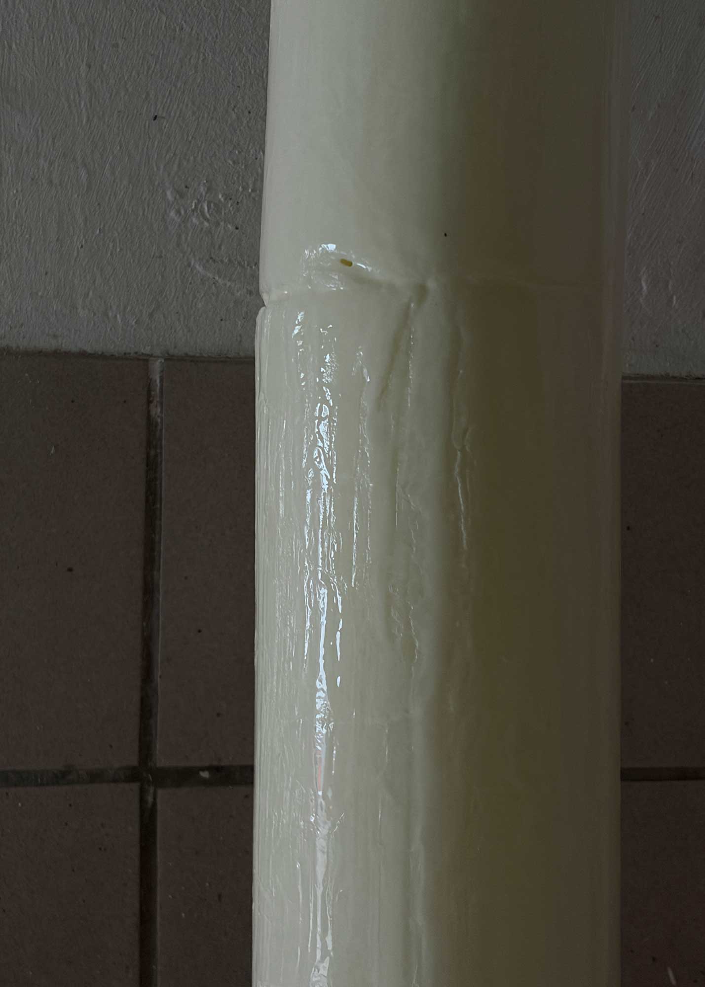 Luka Berchtold - drip drip drip (with Love from Harriet), 2026, 36 liters of melting frozen infant formula, 2 metal tubs, fan noise, letter (c) Luka Berchtold