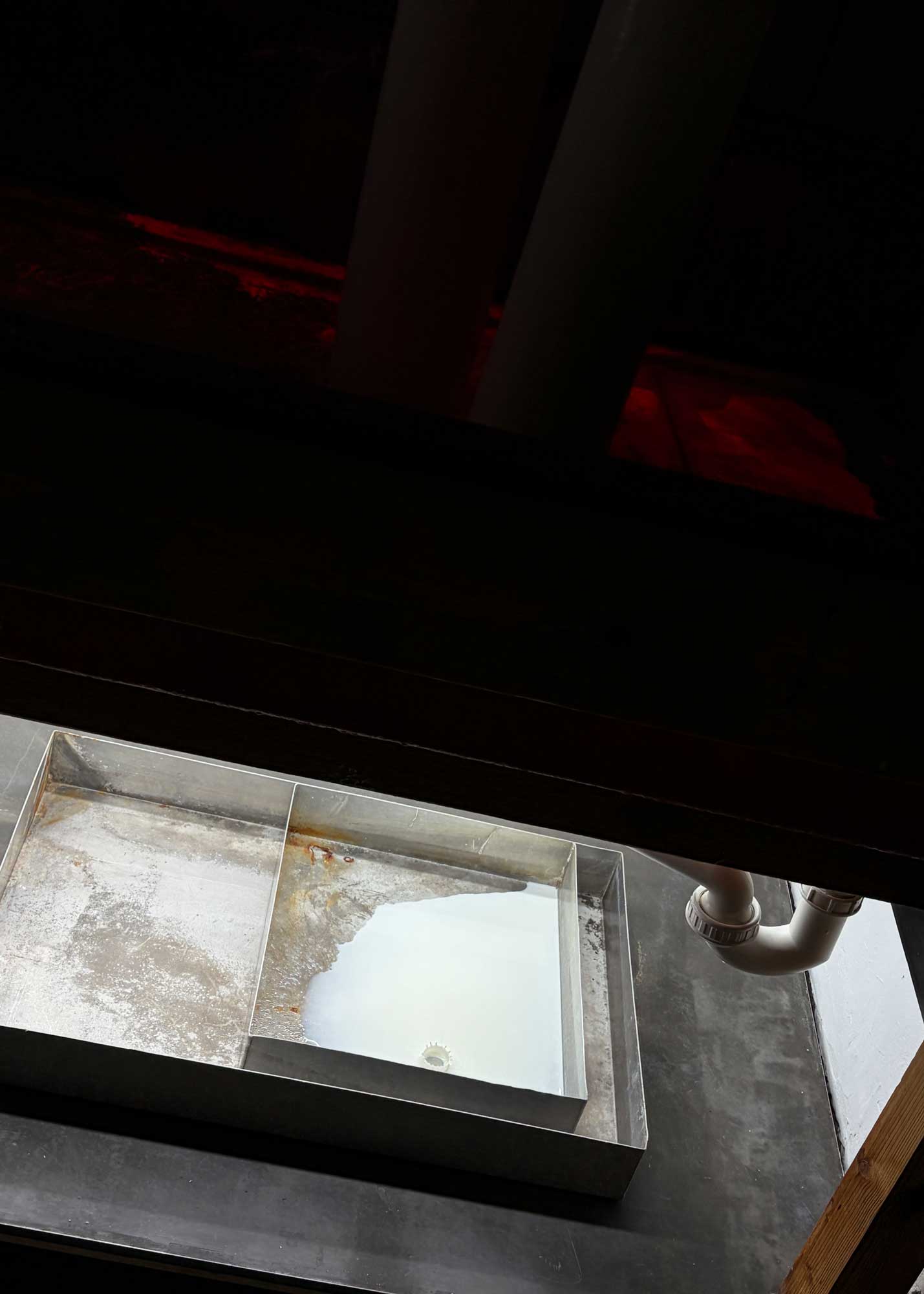 Luka Berchtold - drip drip drip (with Love from Harriet), 2026, 36 liters of melting frozen infant formula, 2 metal tubs, fan noise, letter (c) Luka Berchtold