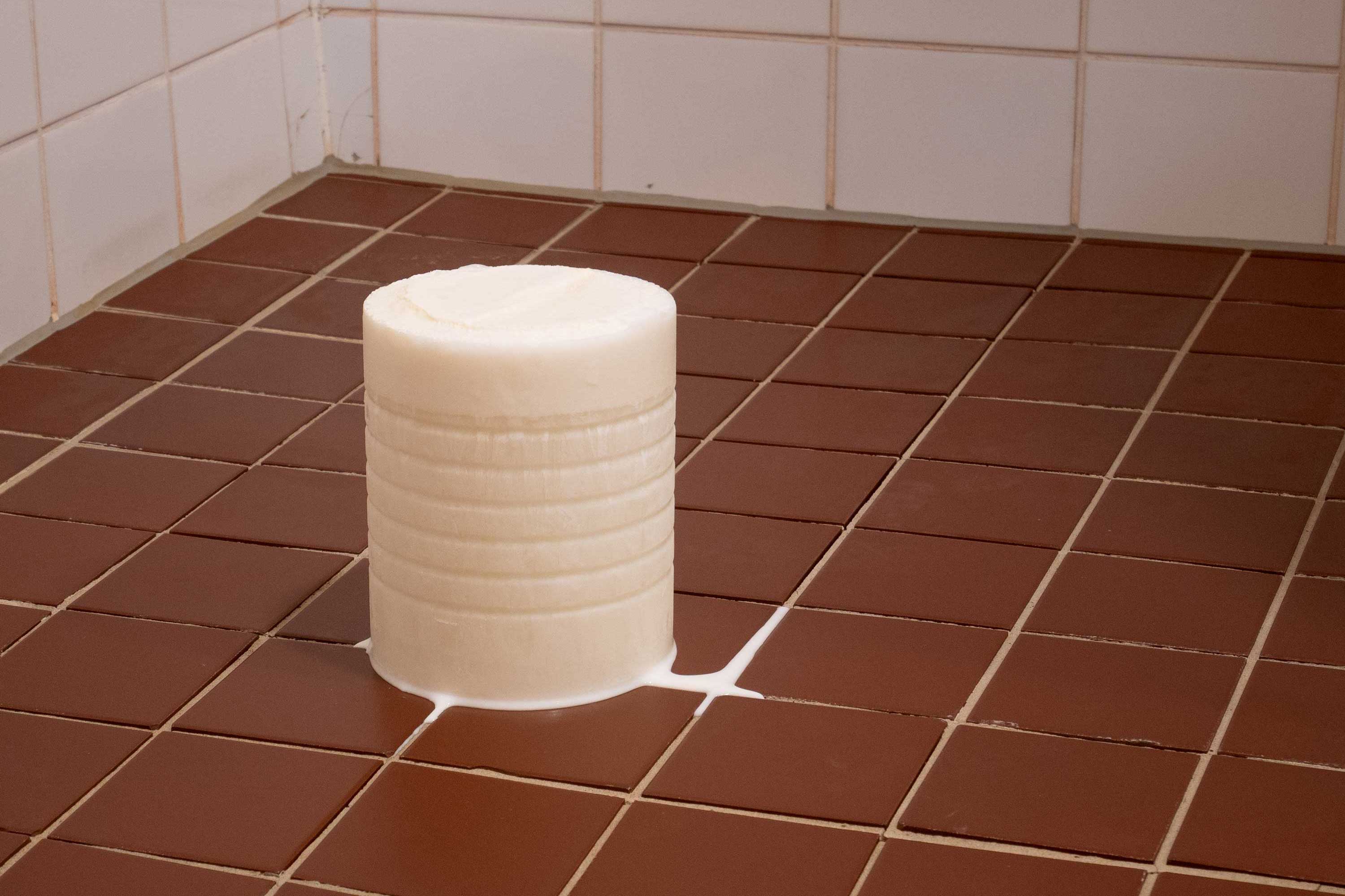 Luka Berchtold - piece of milk, 2026, 17 × 13 × 13 cm to liquid, melting frozen formula (c) Clemens Tschurtschenthaler