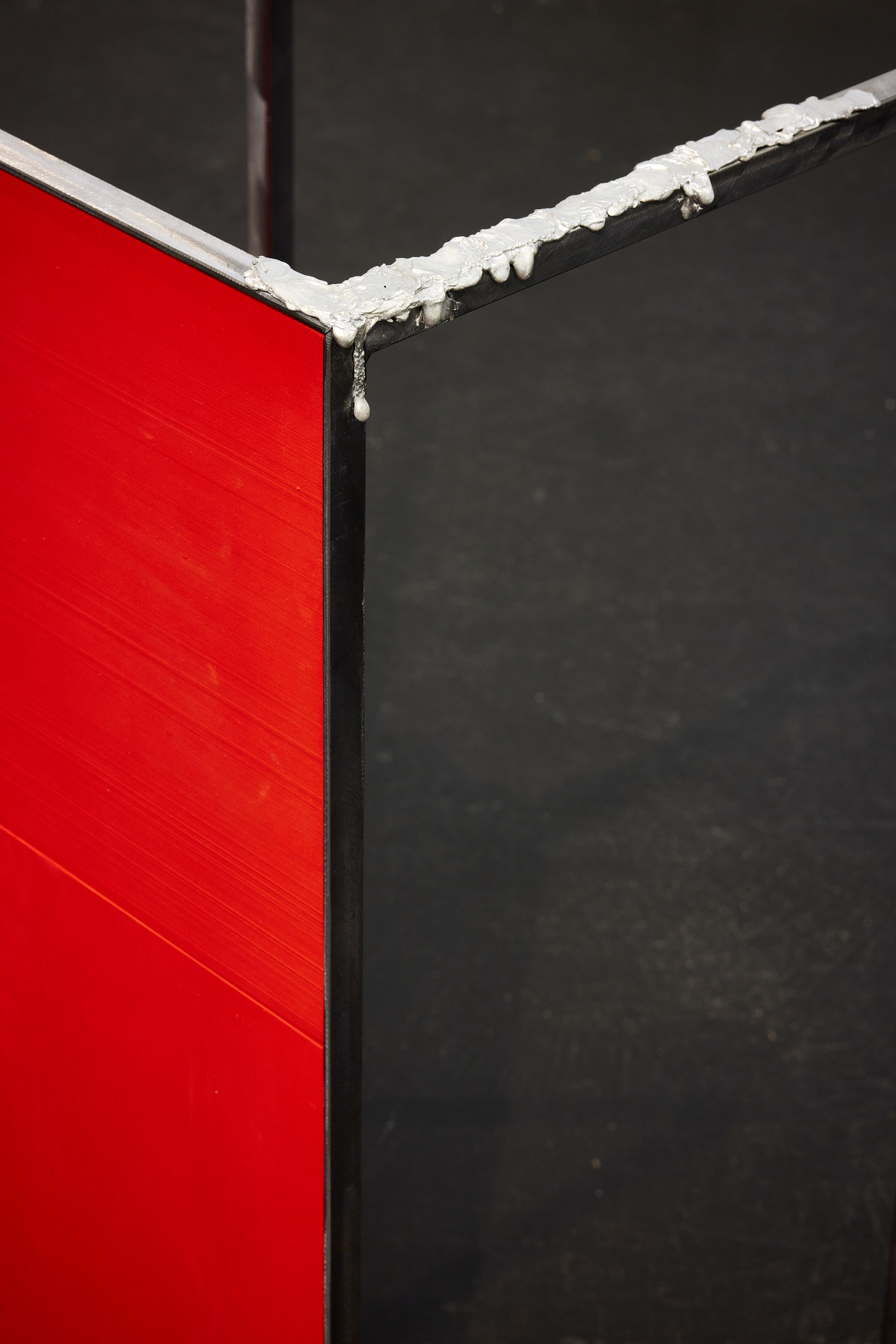 Luka Berchtold - untitled (couch table) (Detail), 2021, 70 × 40 × 33 cm, steel, tin, wood, pigments / Künstlerhaus Bregenz (c) Angela Lamprecht