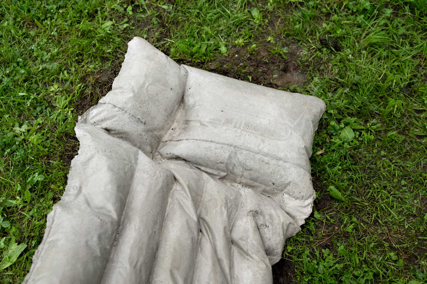 Luka Berchtold - air mattress 5, 2024, 46 × 172 × 63 cm, concrete (c) Christa Engstler